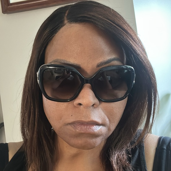 Salvatore Ferragamo Elegant Black Sunglasses - Picture 11 of 13